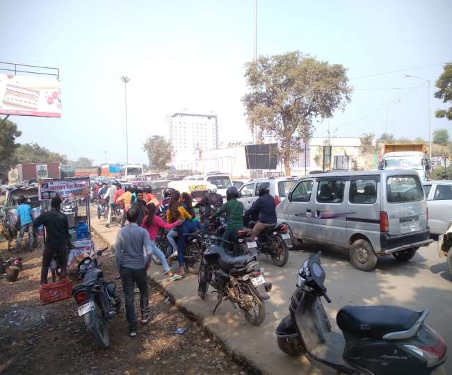 UP TET Exam 2021: परीक्षा स्थगित होने के बाद आगरा की सड़कों पर लगा भीषण जाम, Inner Ring Road पर फंसे वाहन