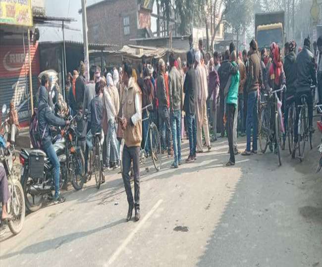 वैशाली में चोरों ने मोबाइल दुकान से उड़ाए लाखों के सामान, विरोध में व्यापारियों ने गिराए शटर