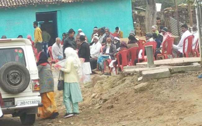 टोरी रेलवे क्रासिग जाम में फंसने के कारण मरीज की गई जान