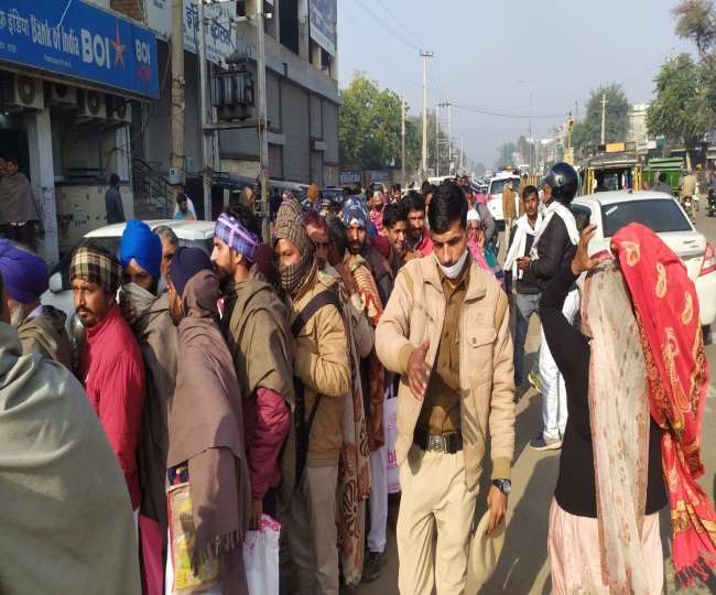 फतेहाबाद में सौर ऊर्जा सबमर्सिबल कनेक्शन के रुपये जमा करवाने के लिए लगी लंबी भीड़, पुलिस ने किया कंट्रोल