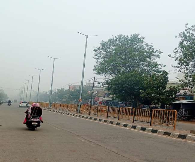 अलीगढ़-आगरा हाईवे पर पांच साल में भी नहीं हुआ उजाला, जानें क्या रही वजह