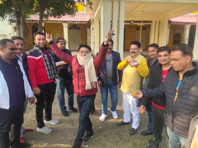 भाजपा उम्मीदवारों के समर्थकों में हर्ष, बंटी मिठाई