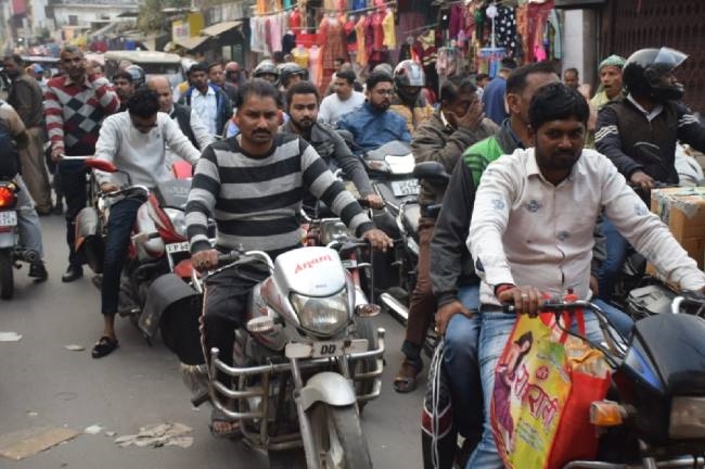 कोरोना संक्रमण का खतरा बरकरार, न करें लापरवाही