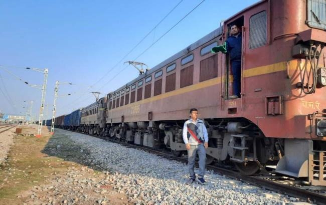 इलेक्ट्रिक लाइन पर पहली बार मालगाड़ी ने भरी रफ्तार
