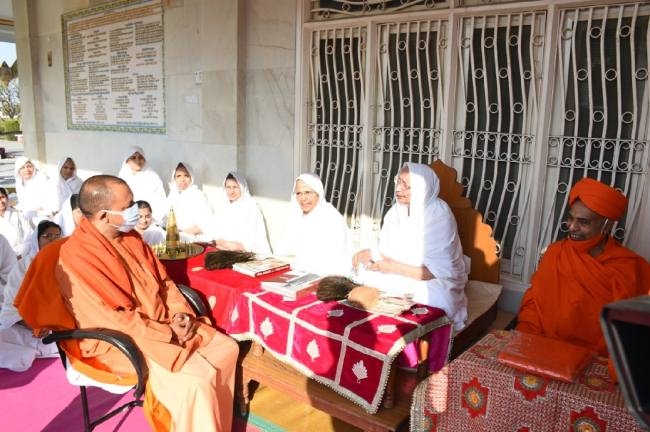 योगी आदित्यनाथ ने ज्ञानमती माताजी से की आध्यात्मिक चर्चा