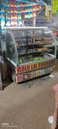 दुकान में घुसकर बदमाशों ने की तोड़फोड़, 50 हजार लूट हुए फरार
