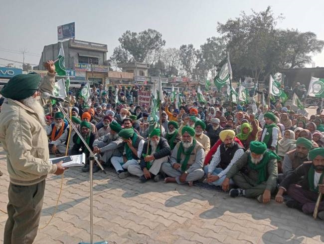 स्कूल खुलवाने के लिए रोष प्रदर्शन