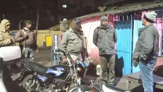 झरिया थाने की पुलिस ने देर रात होटलों में की छापेमारी, अवैध शराब जब्त