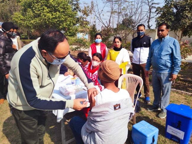 टीकाकरण के लिए सेहत विभाग की पूरी टीम उतरी फील्ड में