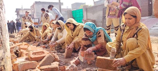 जरूरतमंद का मकान बनवाने के लिए सेवादारों ने बढ़ाए हाथ