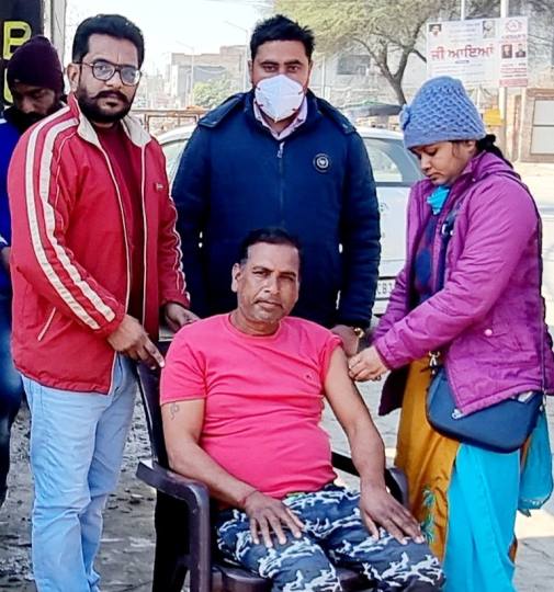 डोर टू डोर कोरोना वैक्सीनेशन जारी
