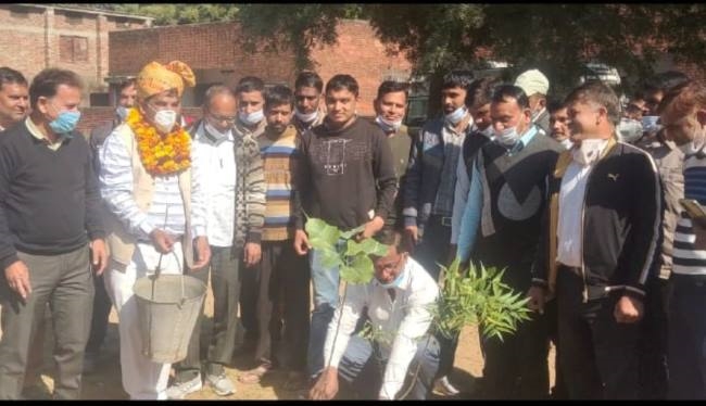 सेवानिवृत्ति पर त्रिवेणी लगाकर पर्यावरण बचाने का दिया संदेश