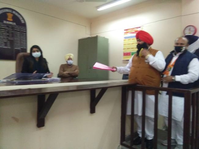 बंगा से भाजपा उम्मीदवार चौधरी मोहन लाल ने दाखिल किया नामांकनपत्र