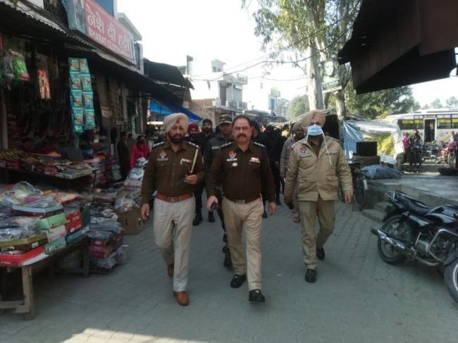 सीमावर्ती क्षेत्रों में पुलिस व बीएसएफ जवानों ने निकाला फ्लैग मार्च