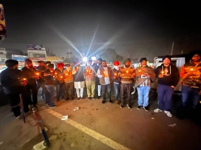 किसान आंदोलन में मारे गए नवरीत को कैंडल मार्च निकाल दी श्रद्धांजलि