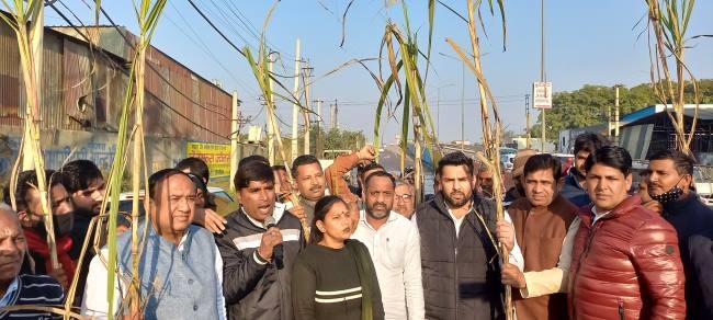 रोहतक आरओबी की दुर्दशा के विरोध में धरने बैठे विधायक और मेयर