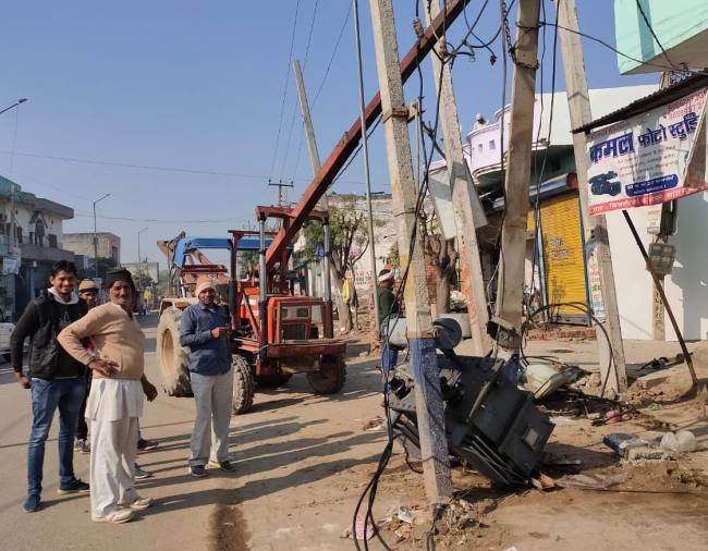 तेज रफ्तार कार ने तोड़ा बिजली का खंभा, ट्रांसफार्मर गिरने से बिजली गुल