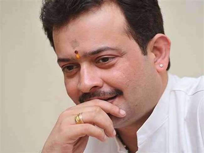 भय्यू महाराज का विवादों से रहा है नाता, संत बनने से पहले माडलिंग में भी आजमाया हाथ