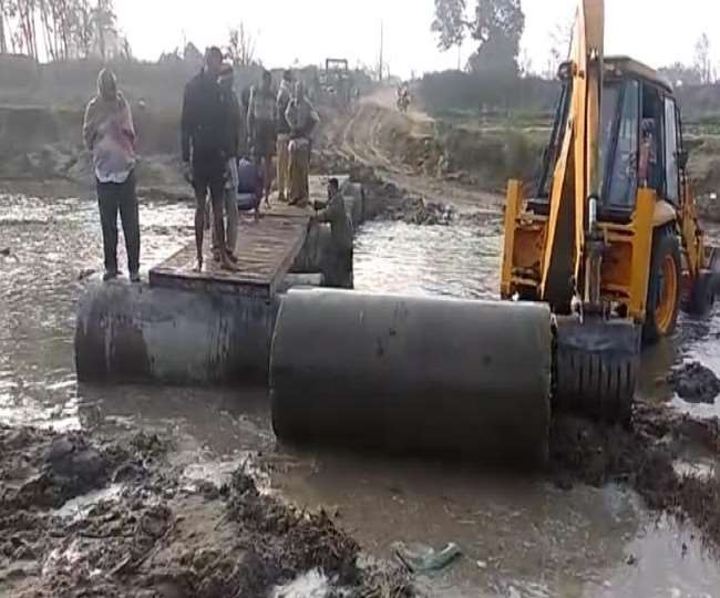 जम्मू : सरकार ने सुध नहीं ली तो खुद पुल बनाने में जुटे ग्रामीण, कई साल पहले टूट गया था अस्थायी पुल