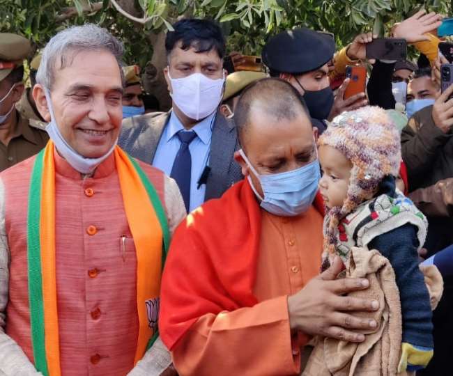 UP Election 2022: बेहतर प्रबंधन से कोरोना महामारी पर पाया नियंत्रण, बागपत में बोले सीएम योगी