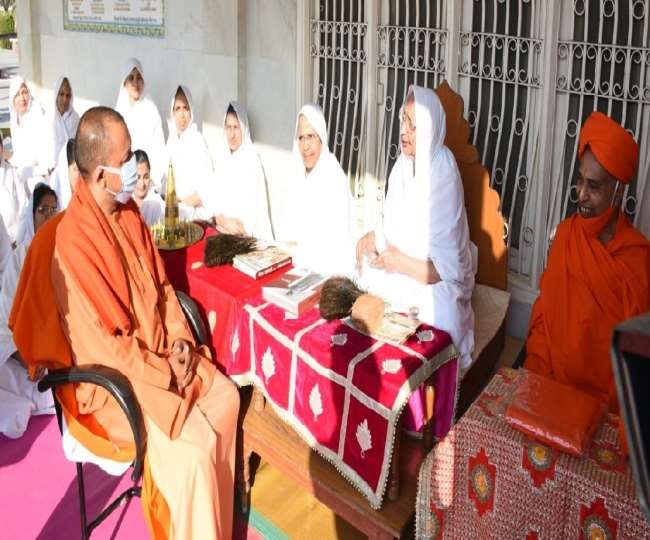 योगी आदित्यनाथ ने ज्ञानमती माताजी से की आध्यात्मिक चर्चा, आर्शीवाद में कही ये बात