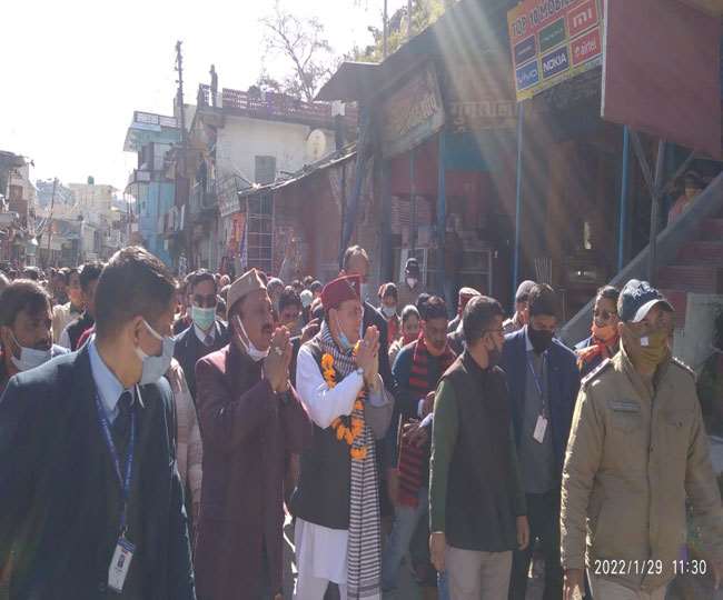 सीएम धामी ने चिन्यालीसौड़ में किया डोर-टू-डोर प्रचार, कहा- चुनाव काम और कारनामा करने वालों के बीच