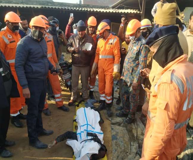 बुलंदशहर में पाटरी की छत गिरने से एक और महिला की मौत, 24 घंटे से चल रहा राहत अभियान