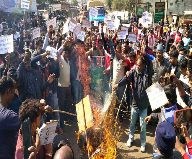 मगही-भोजपुरी भाषा को लेकर बढ़ रहा आक्रोश...तीन गांव के लोगों ने जुलूस निकाल किया हेमंत का पुतला दहन