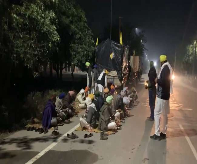 किसान आंदोलन की यादें ताजा, सिरसा में रातभर धरनास्थल पर ही डटे रहे आंदोलनकारी, ट्रालियों में गुजारी रात