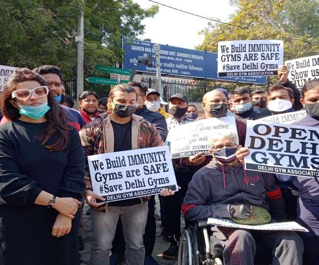 दिल्ली में केजरीवाल के आवास के बाहर लोगों का प्रदर्शन, जिम खोलने की मांग