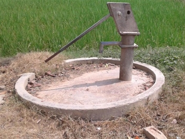 आजादी के अमृत महोत्वकाल में भी ग्रामीणों को नहीं मिल रहा शुद्ध पानी, महीनों से खराब है हैंडपंप