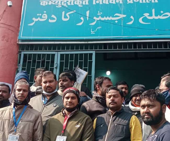 गया में जमीन रजिस्ट्री का कार्य बंद, एक करोड़ का नुकसान, डाटा एंट्री ऑपरेटर को दिखाया बाहर का रास्ता
