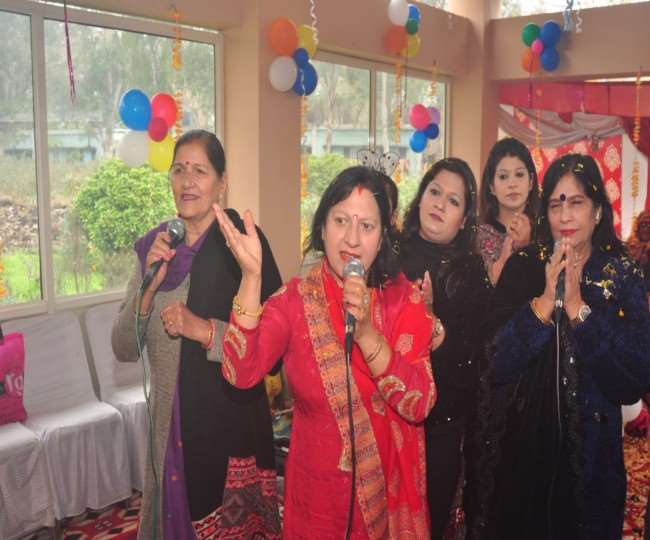 जालंधर में मां दुर्गा मंदिर अपाहिज आश्रम में सातवां मूर्ति स्थापना दिवस समारोह आयोजित, सुनीता कपूर ने भजनों से किया मंत्रमुग्ध