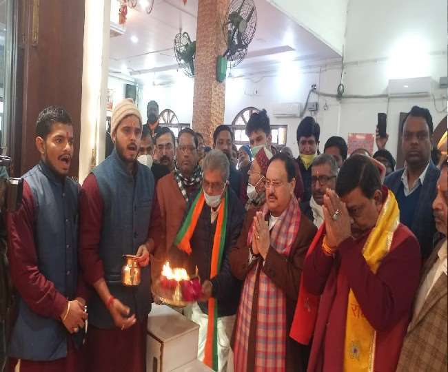 बरेली में भाजपा अध्यक्ष जेपी नड्डा ने मंदिर में पूजा-अर्चना के बाद घर-घर मांगे वोट, बच्चों को पुचकारा तो बुजुर्गों से लिया आशीर्वाद