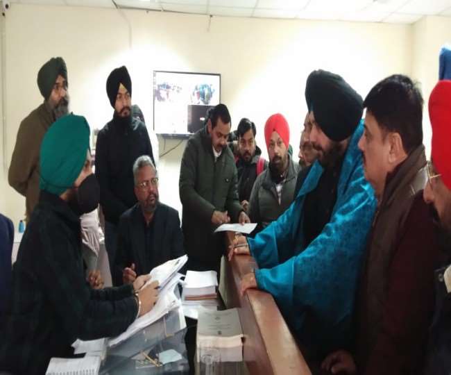 सिद्धू ने नामांकन भरने के बाद मजीठिया को दी चुनाैती- दम है तो अकेली ईस्ट सीट पर लड़ें चुनाव