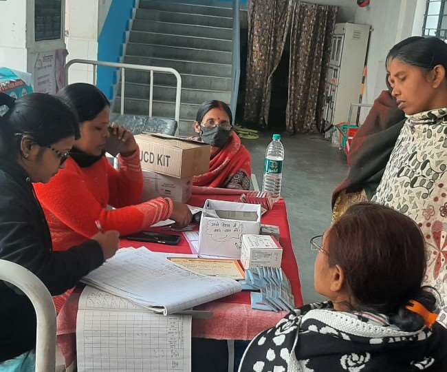 परिवार नियोजन के लिए अनूठी पहल: सूर्यगढ़ा में पीएचसी बाजार से उपलब्ध करा रहा दवा, बंध्याकरण में हुई वृद्धि