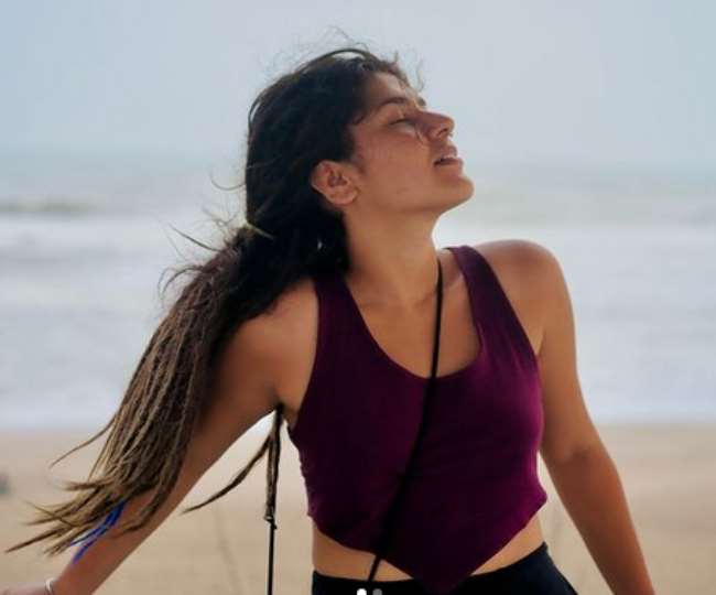 'तारक मेहता' की 'सोनू' का बोल्ड लुक देख हैरान हुए लोग, ऑफ शोल्डर ड्रेस में देख कहा, 'सोनू बेटा मस्ती नहीं...'