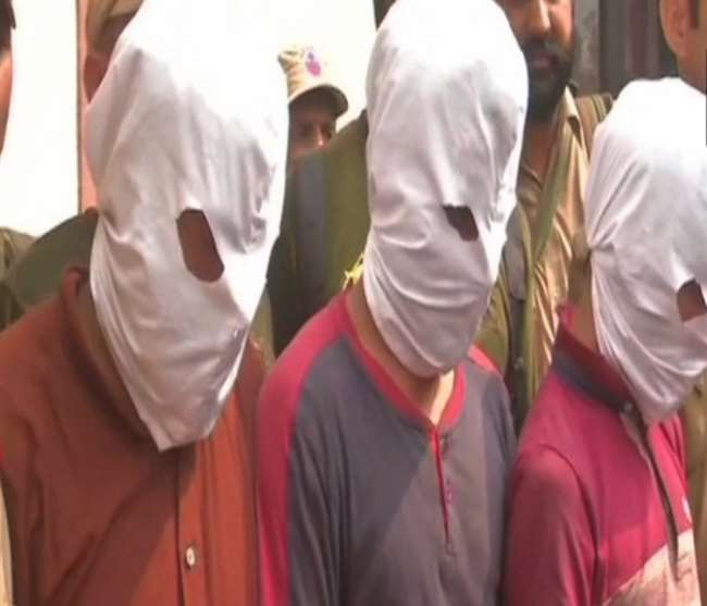 कश्मीर : आतंकी हमले को अंजाम देने जा रहे टीआरएफ के 3 ओजीडब्ल्यू गिरफ्तार, हथियार भी हुए बरामद
