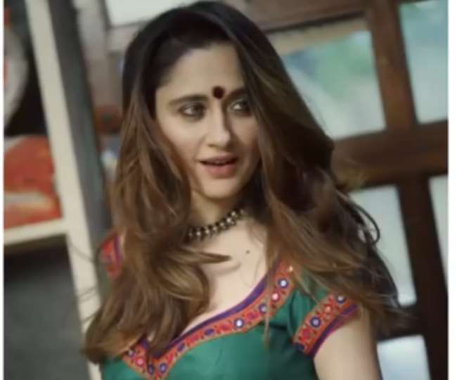 संजीदा शेख ने फुल बैक ओपन वनसीन ड्रेस पहन टेबल पर बैठकर दिया ऐसा बोल्ड पोज, कैमरे में कैद हुई पीठ पर लगी ये खास चीज