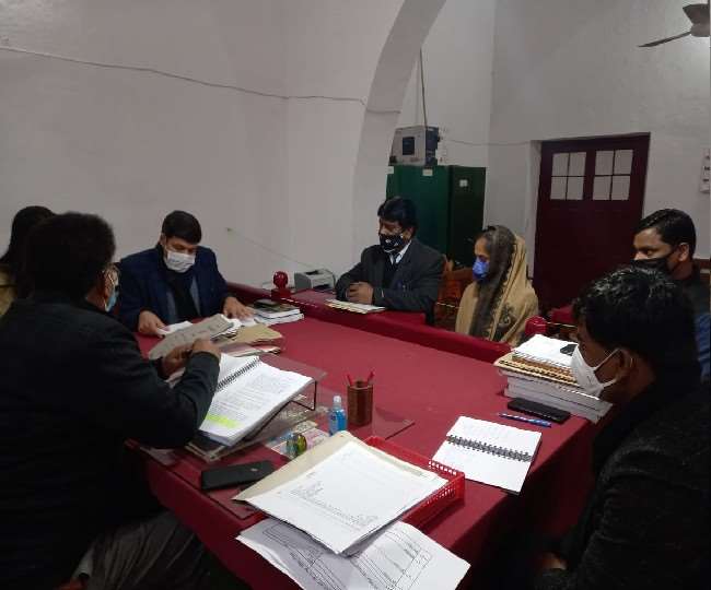 पीलीभीत की पूरनपर सीट से सपा ने पूर्व विधायक की जगह उनकी बहू को बनाया प्रत्याशी, आखिर क्यों बदला टिकट