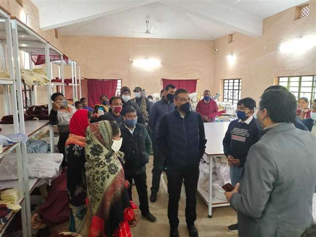 लोहरदगा में औद्योगिक सिलाई केंद्र का हुआ निरीक्षण, महिलाओं का काम की जमकर हुई तारीफ
