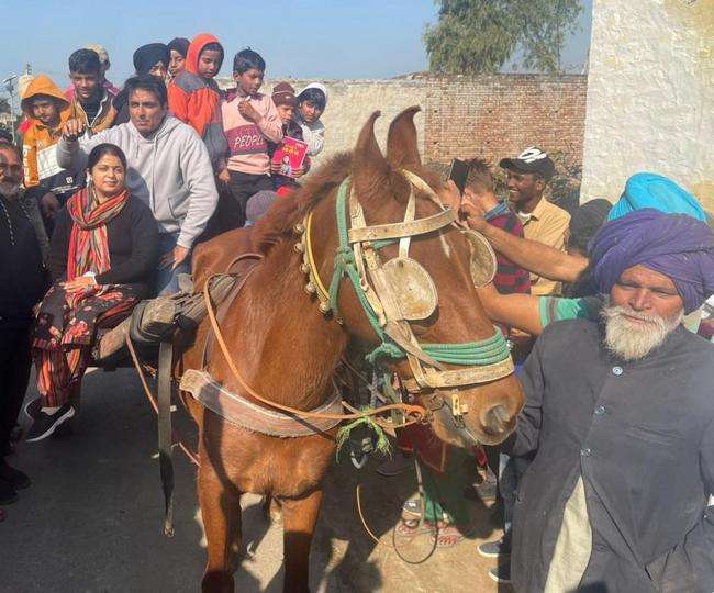 Punjab Election 2022: माेगा में अभिनेता साेनू सूद ने बहन के लिए रेहड़े पर किया प्रचार, लाेगाें से गले लगकर ली सेल्फी