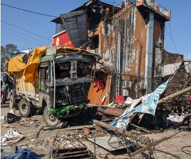जम्मू-कश्मीर: चोपड़ा शॉप ऊधमपुर में तेज रफ्तार अनियंत्रित ट्रक पलटा, एक की मौत-तीन घायल