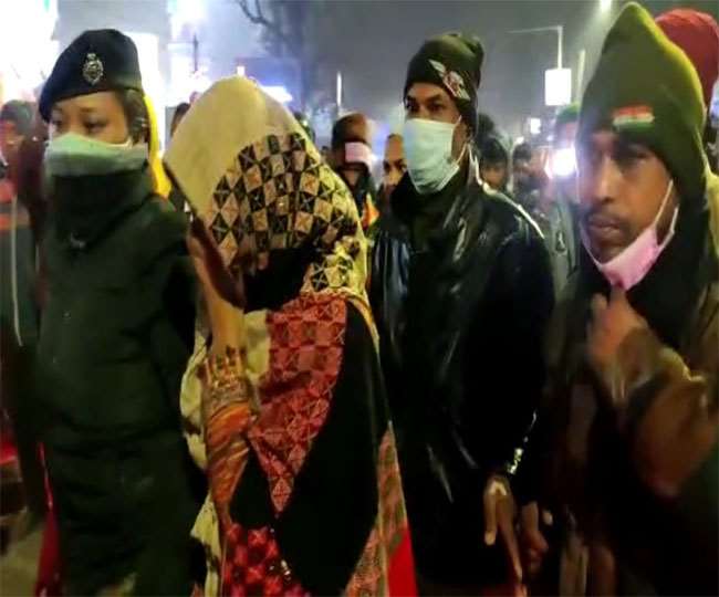 सिलीगुड़ी: इस्लामपुर में बीच बाजार हो रही थी युवती की खींचतान, मामला जानकर चौंके लोग