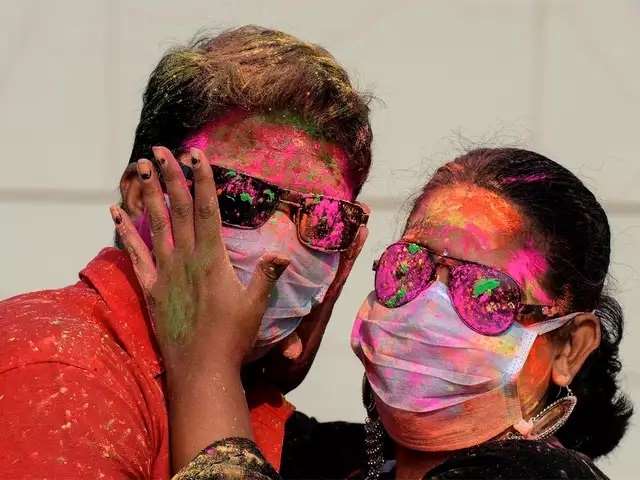Safe And Healthy Holi Tips: सेहतमंद रहने के लिए कैसे सुरक्षित होली खेलें, जानिए टिप्स