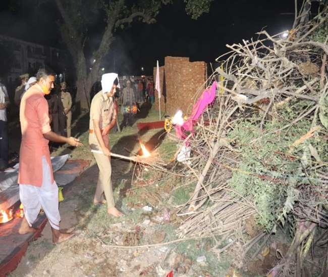 मुरादाबाद में विधि-विधान के साथ एसएसपी ने किया होलिका दहन, पुलिस लाइन परिसर में होली की धूम