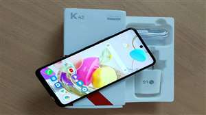 यह LG K42 की ऑफिशियली फाइल फोटो है।