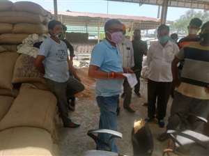 एसडीएम ने क्रय केंद्रों पर मारे छापे