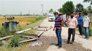 डंपर की टक्कर से आठ विद्युत पोल क्षतिग्रस्त