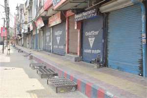 सुबह बाजार में उमड़े लोग, दोपहर बाद पसरा सन्नाटा